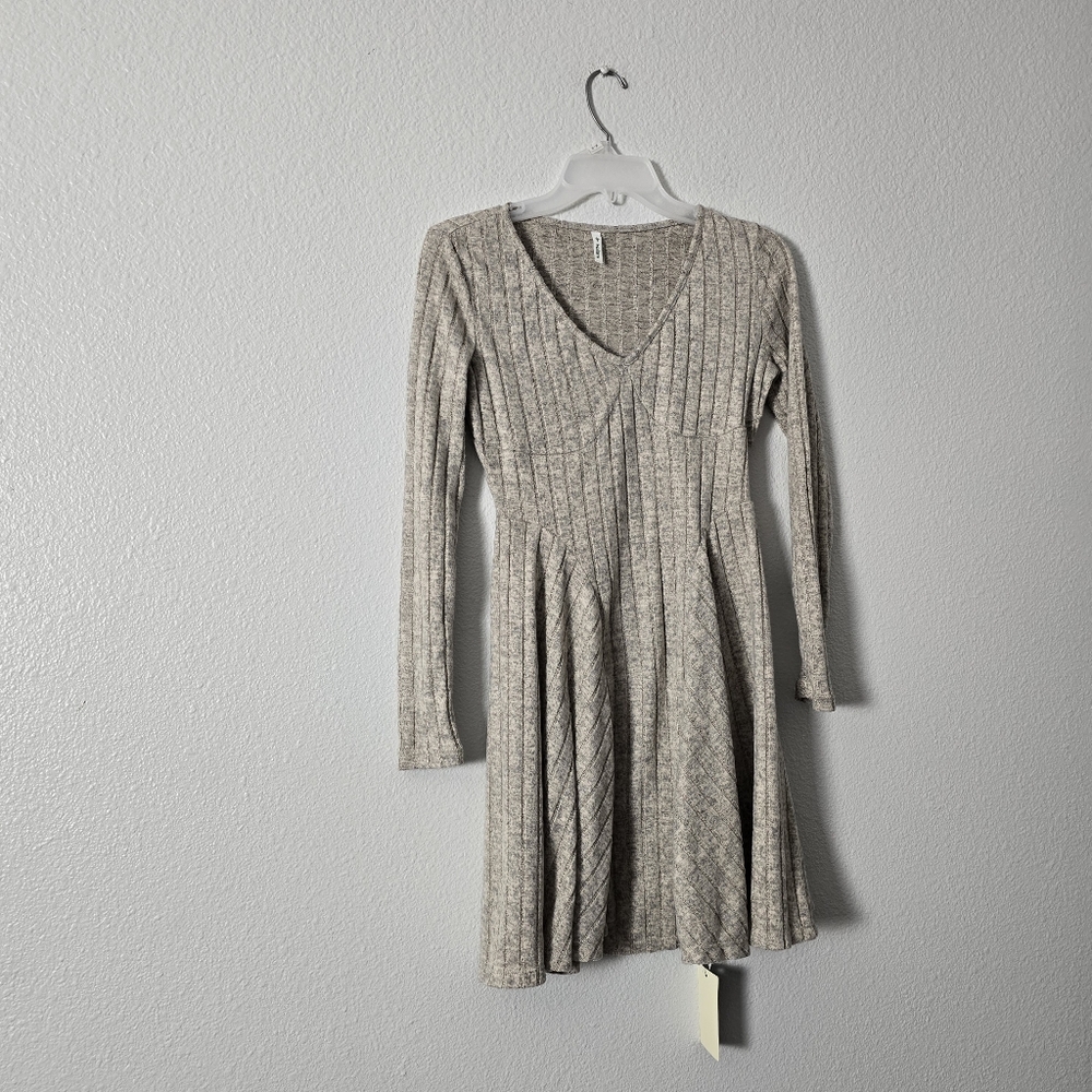 Long Sleeve V-Neck Knit Skater Dress in Heathered Cream Sz S